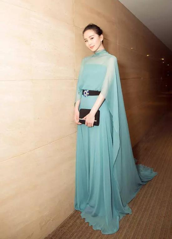 女明星酒店走廊拍照攻略_范冰冰Angelababy走廊造型_女明星宾馆